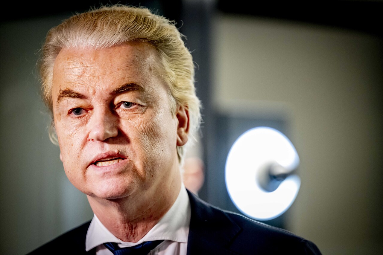 Afbeelding van Geert Wilders, leider van de PVV, die onder vuur ligt na controversiële tweet.